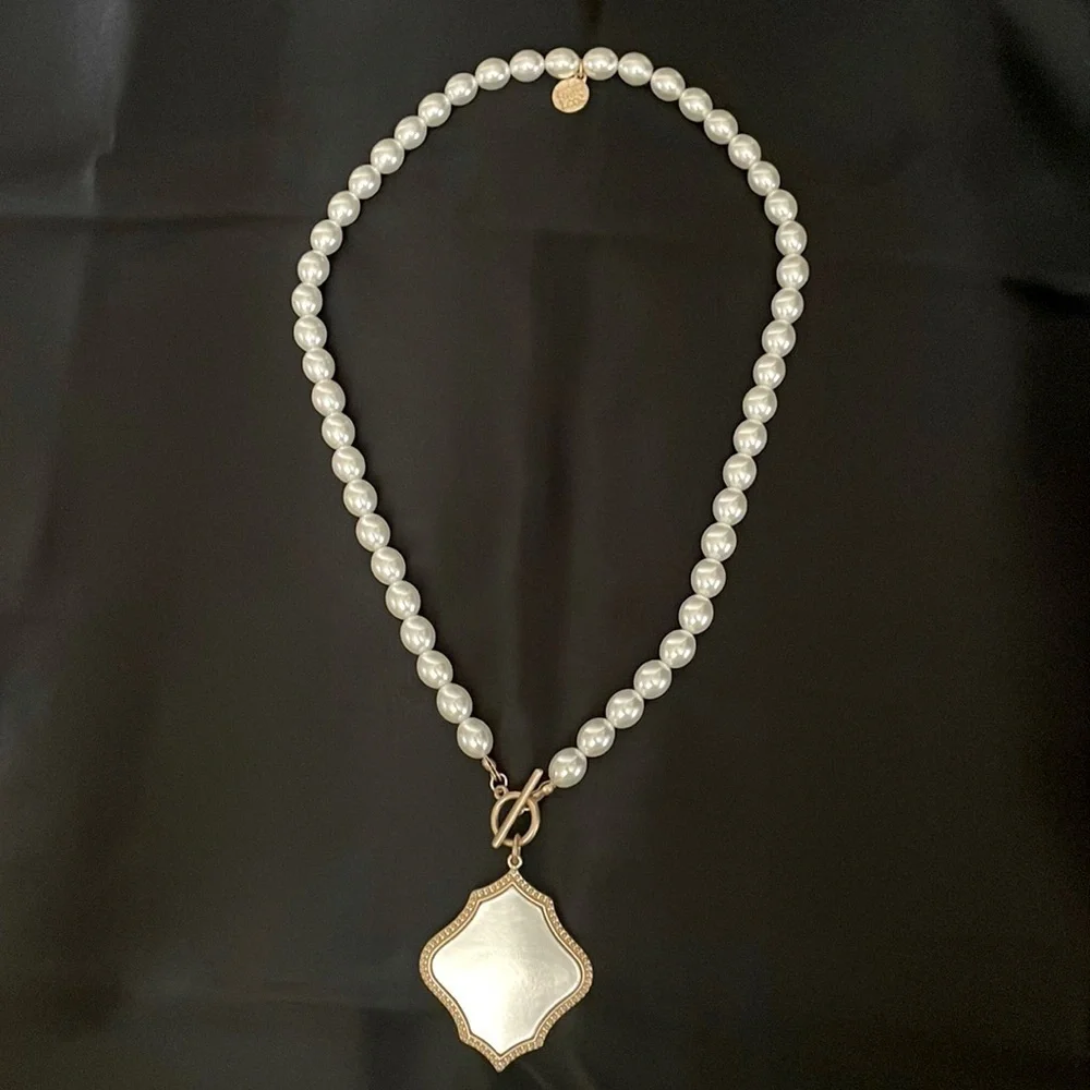Jane Marie 18” two tone shield on pearl necklace